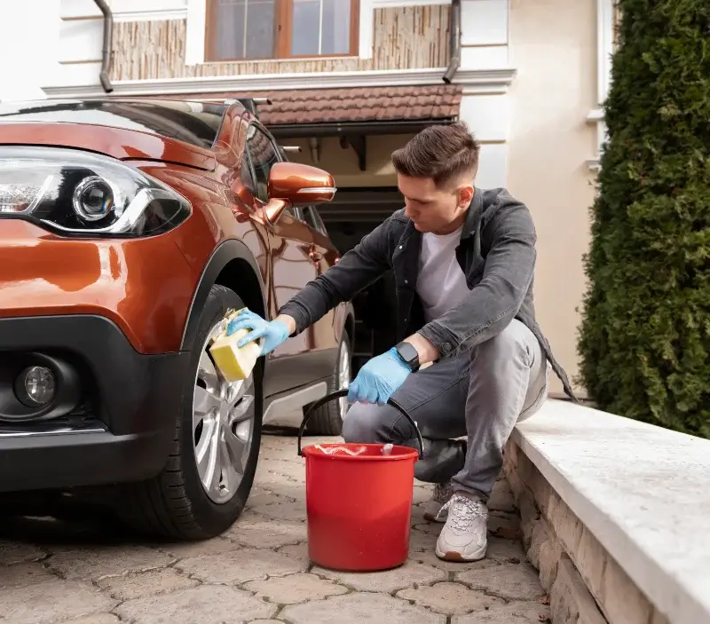 Lavage auto à domicile Celles-sur-Plaine : professionnel intervenant sur un véhicule